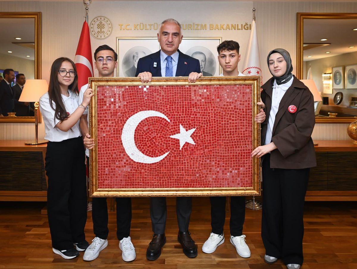 Bakan Ersoy, 19 Mayıs’ta genç sanatçıları bakanlıkta ağırladı