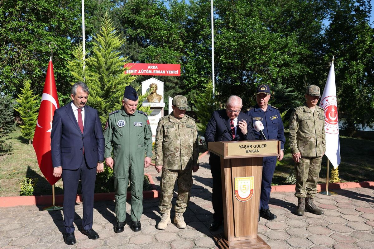Bakan Yaşar Güler Edirne’de Mehmetçikle Bayramlaştı