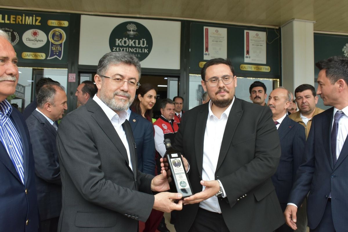 Bakan Yumaklı Ayvalık’ta Zeytin Fabrikasını Ziyaret Etti