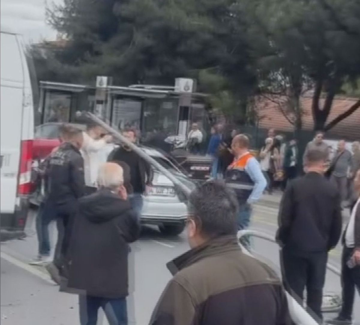 Bakırköy’de Kaza: Direk Araç Üzerine Devrildi