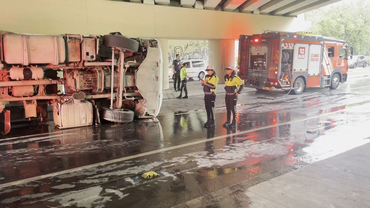 Bakırköy’de TIR Üst Geçide Çarptı