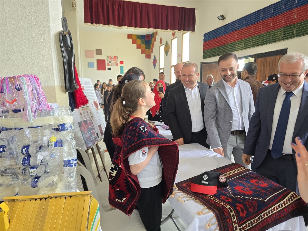 Sındırgı’da TÜBİTAK 4006 Bilim Fuarı