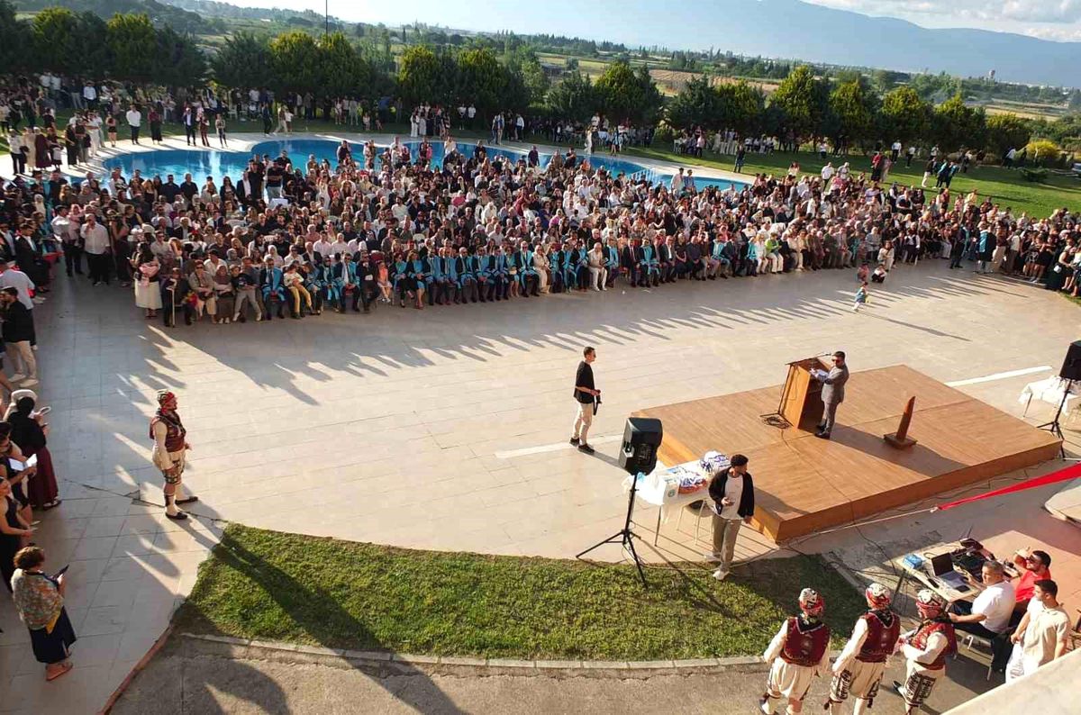 Burhaniye’de Mezuniyet Coşkusu