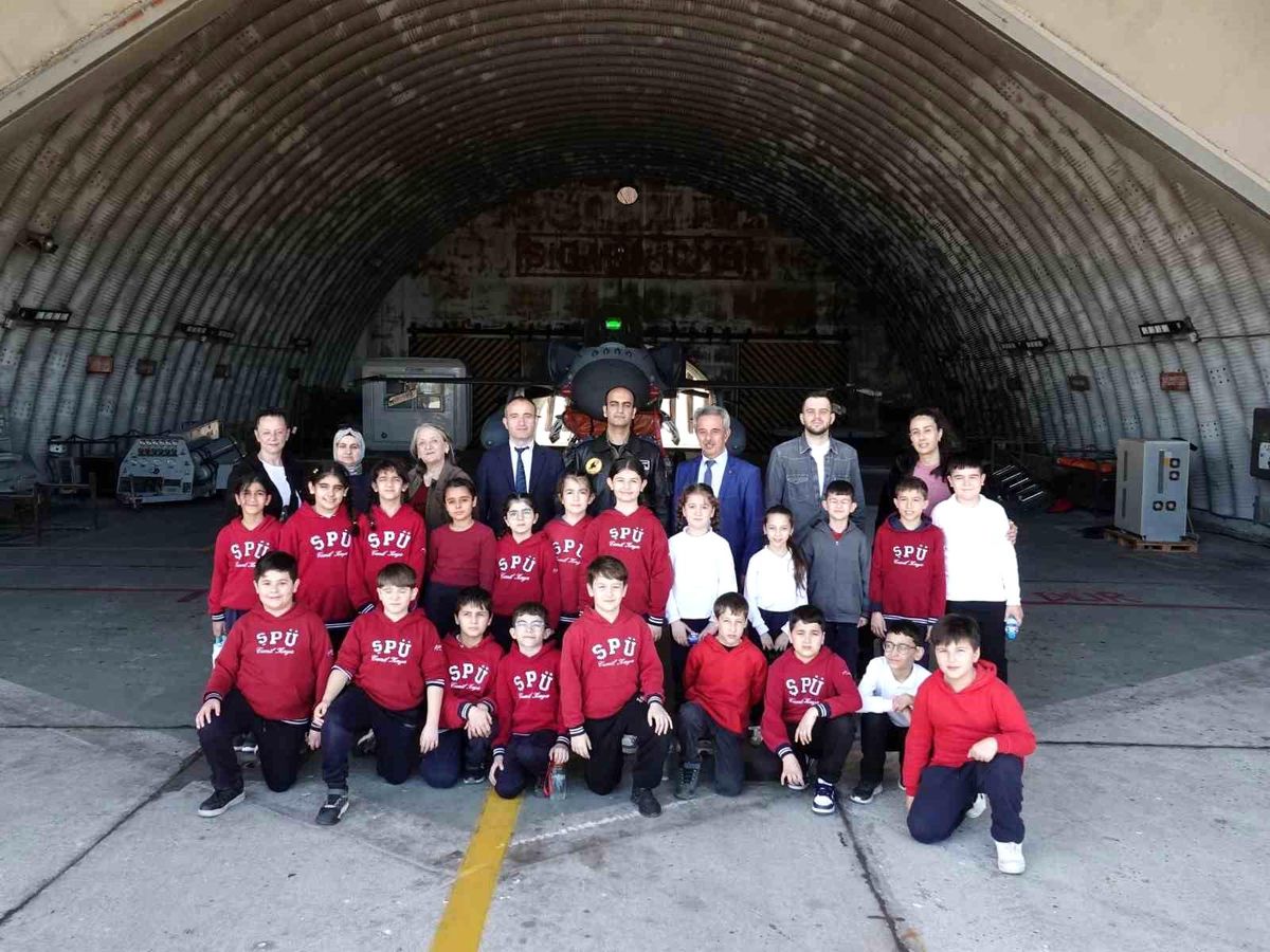 Bandırma’da Ana Jet Üssü kapılarını çocuklara açtı
