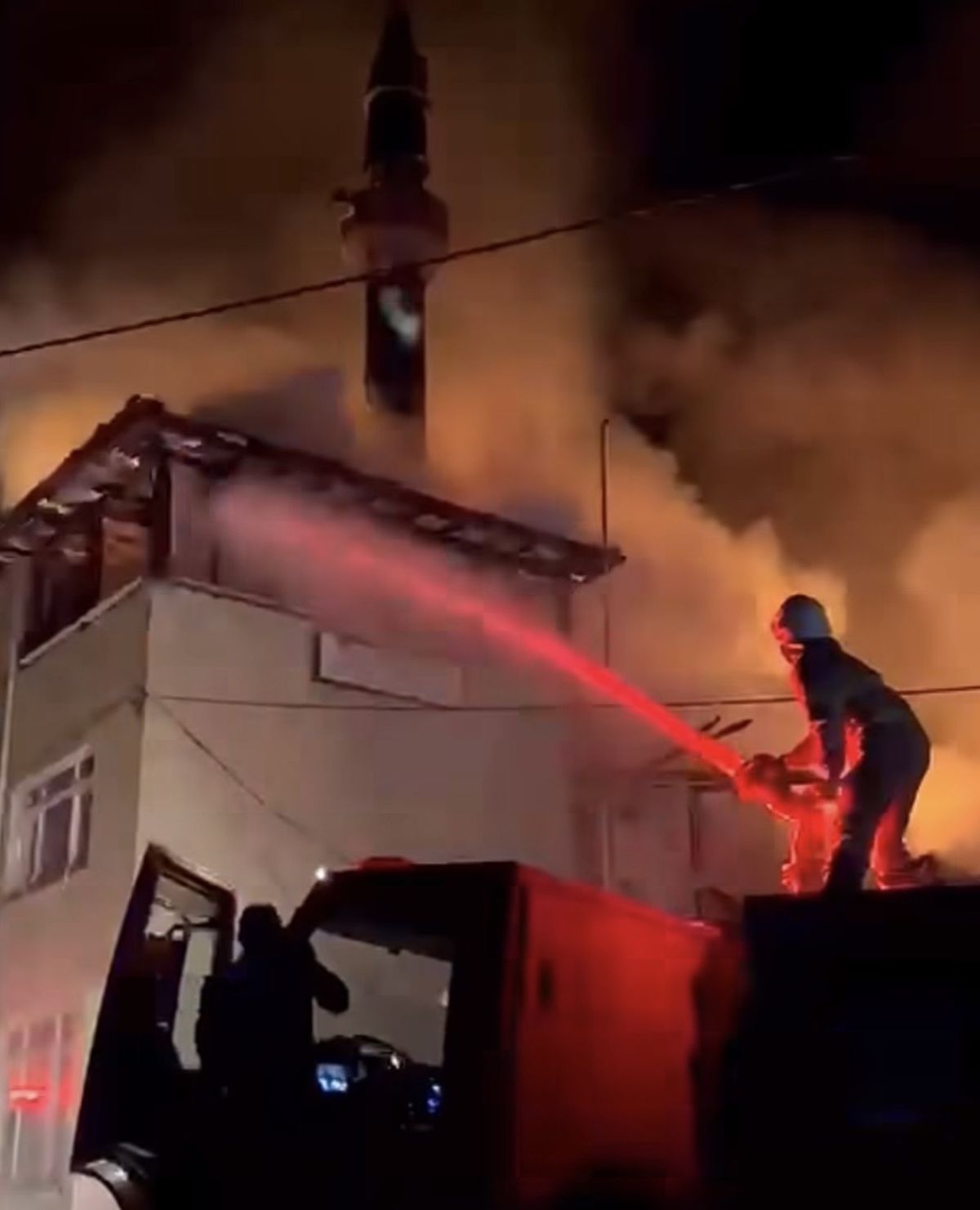Amasra’da ev yangını cami ve köy konağına sıçradı