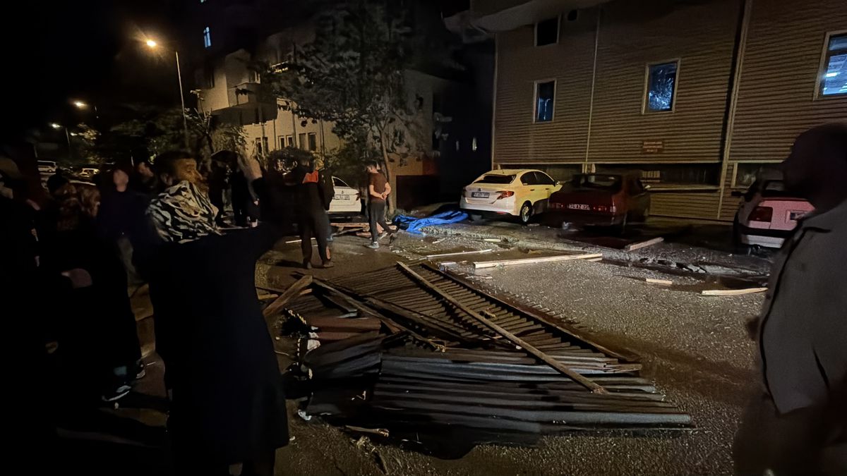 Bartın’da Fırtına Çatı Uçurdu, Araçlar Zarar Gördü