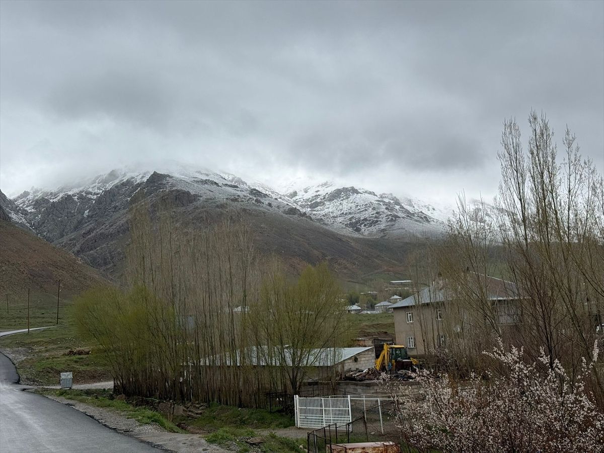 Başkale’de Kar Yağışı Başladı