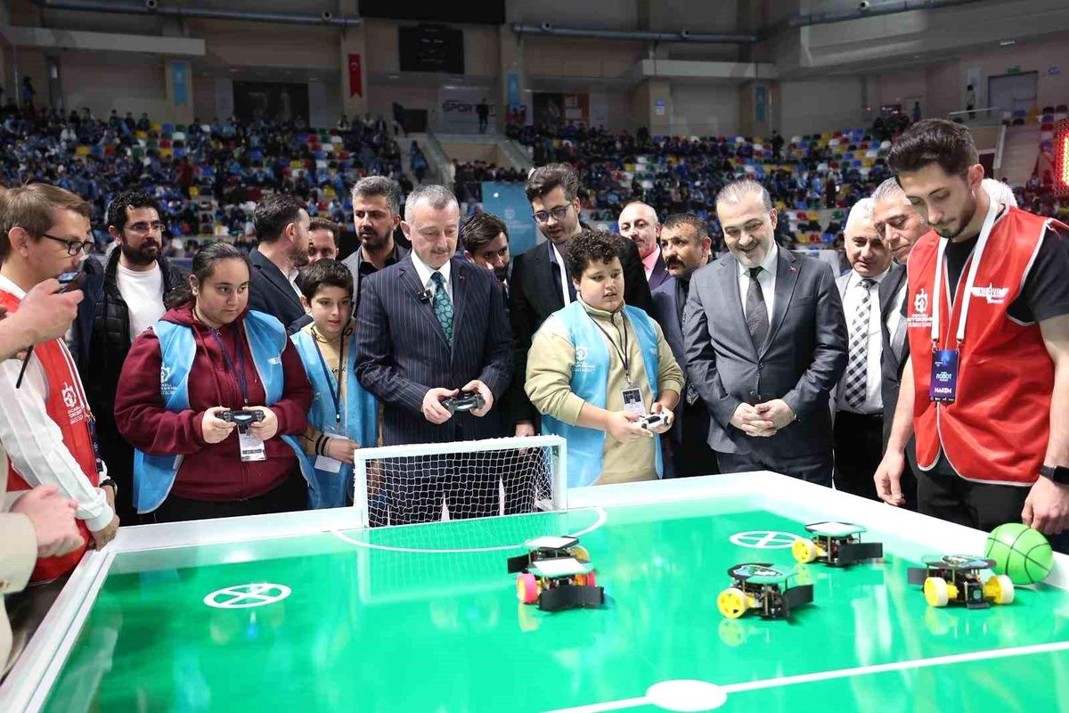 Başkan Büyükakın ve Kocaelisporlu futbolcular “robot futbolu” oynadı