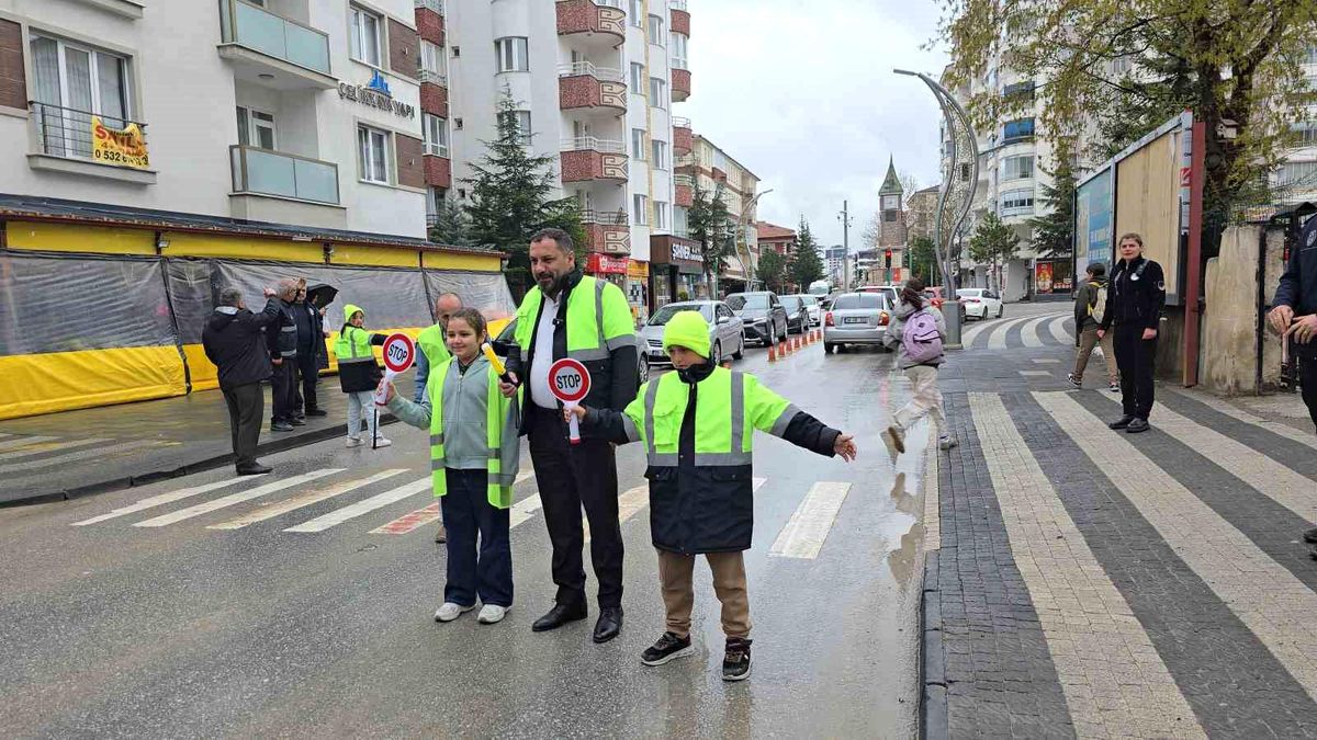 Başkan Ekinci, gönüllü öğrencilerle trafik kurallarına dikkat çekti