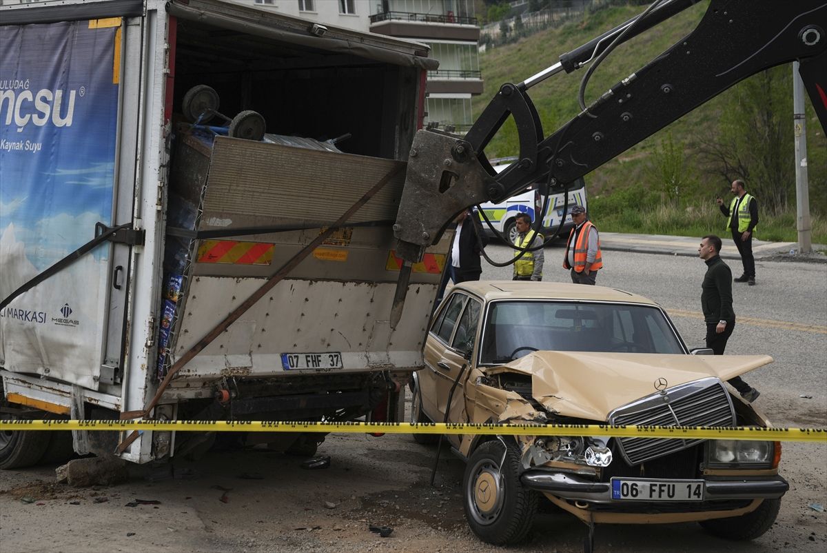 Ankara’da Kamyonet Kazası: 2 İşçi Hayatını Kaybetti