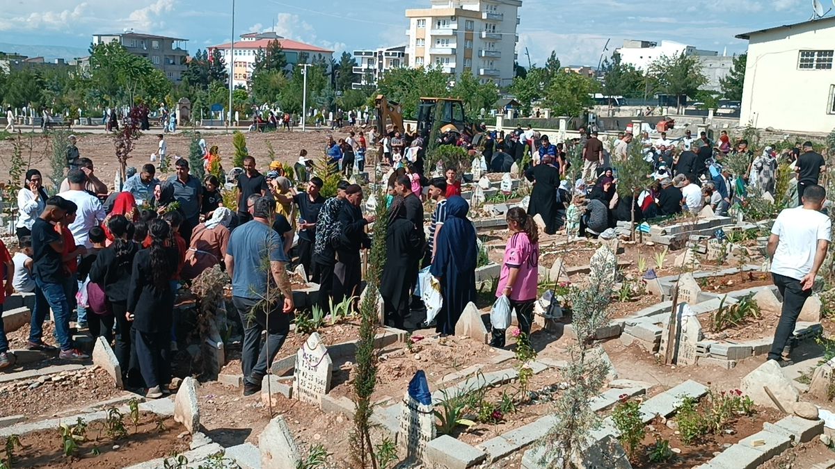 Batman’da Mezarlık Ziyareti Yoğunluğu