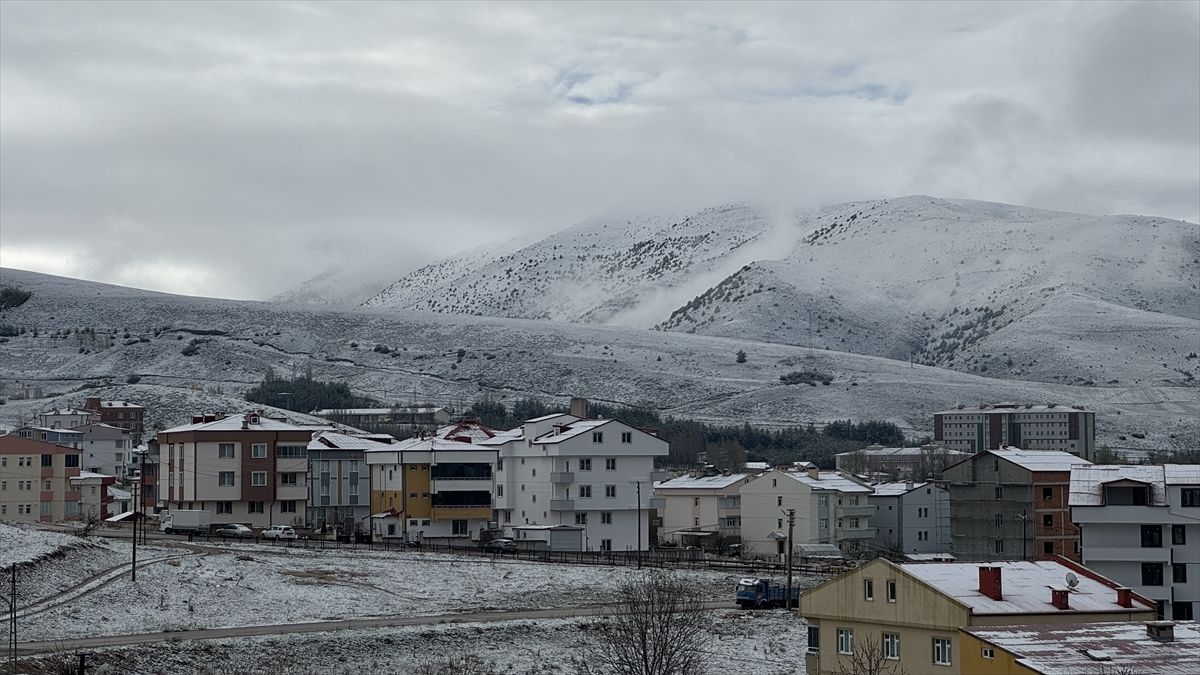 Bayburt’ta Kar Yağışı Şehri Beyaza Bürüdü