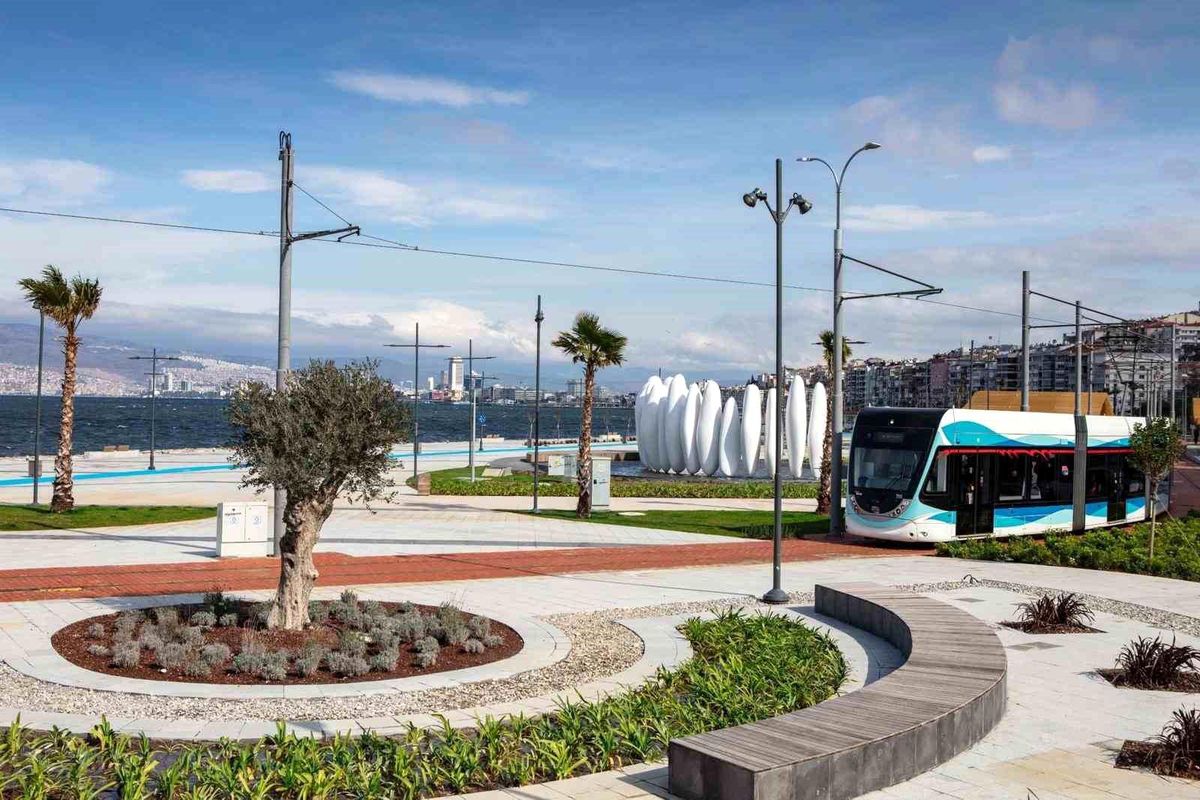 Bayram öncesi İzmir’in parklarında yoğun mesai