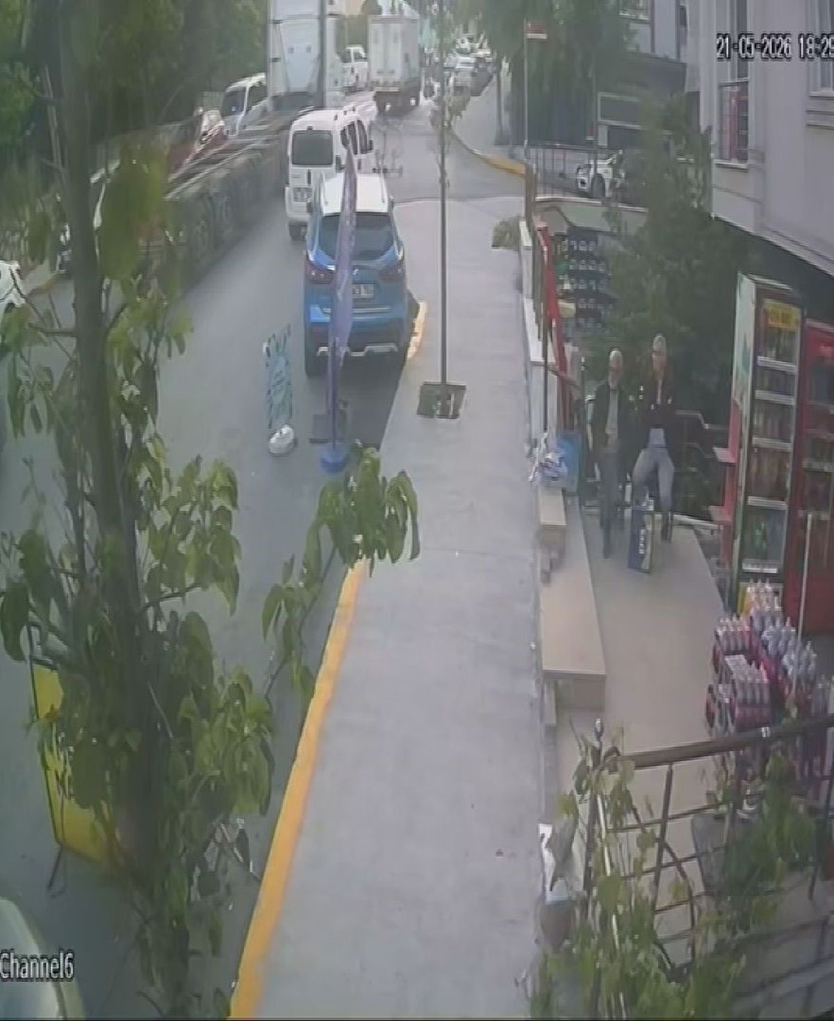 TIR, Skuterle Caddeye Çıkan Çocuğa Çarptı