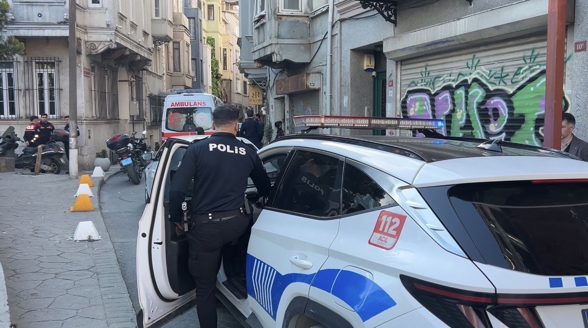 Beyoğlu’nda 28 yaşındaki genç evinde ölü bulundu! Kız arkadaşı gözaltına alındı