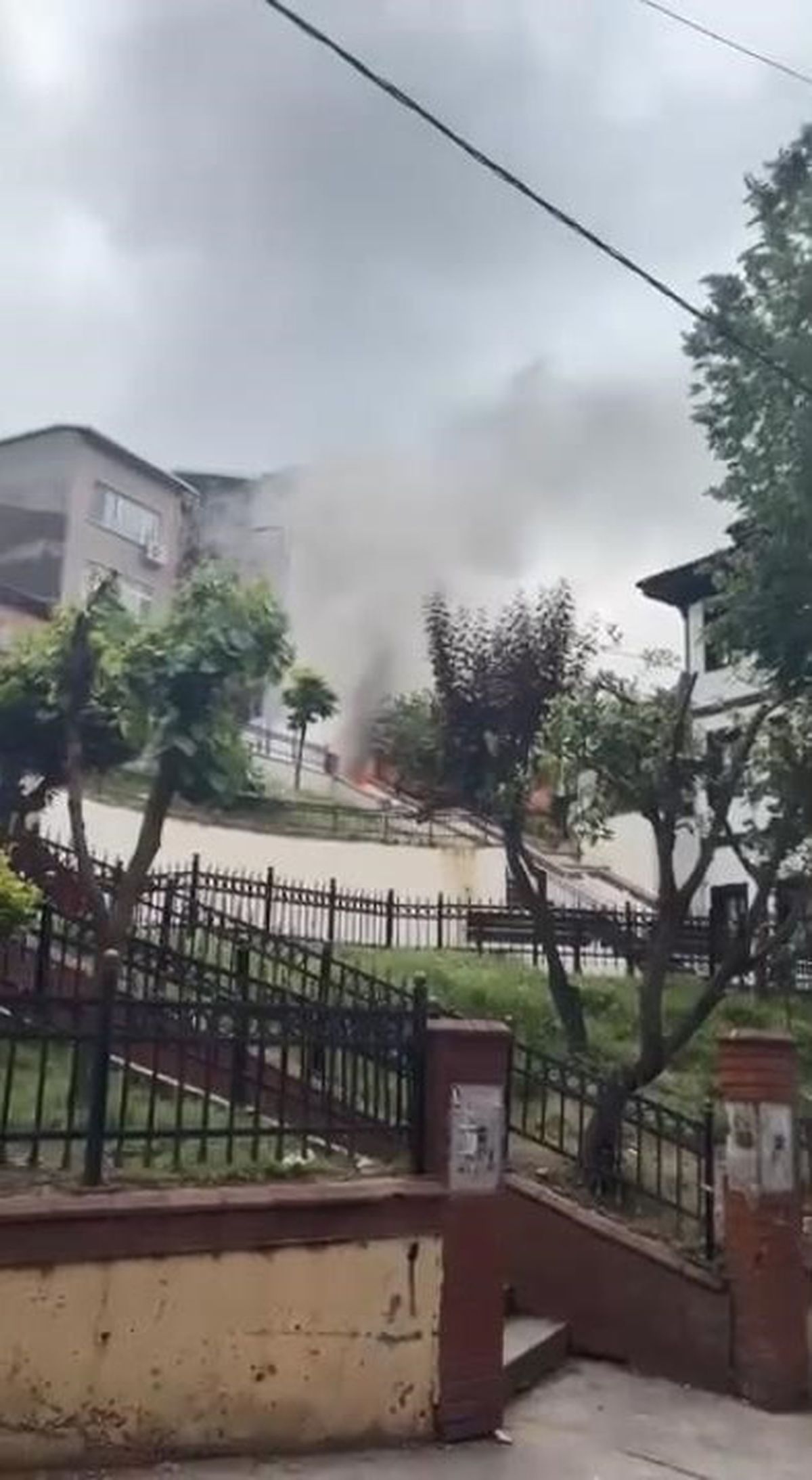Beyoğlu’nda otomobil yangını paniğe yol açtı