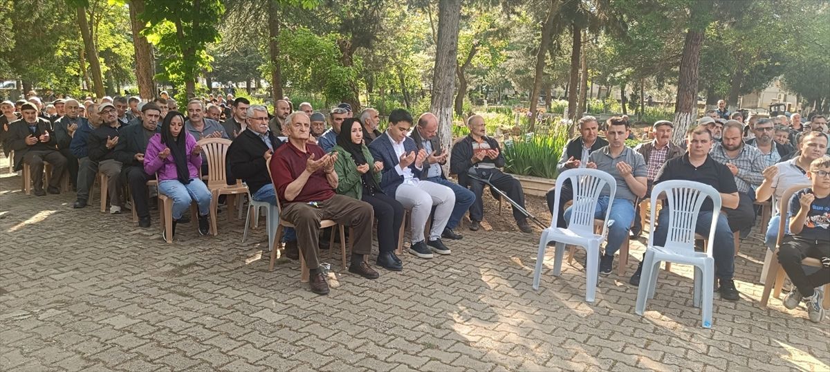 Pazaryeri’nde bayram arifesinde geleneksel kabir ziyareti