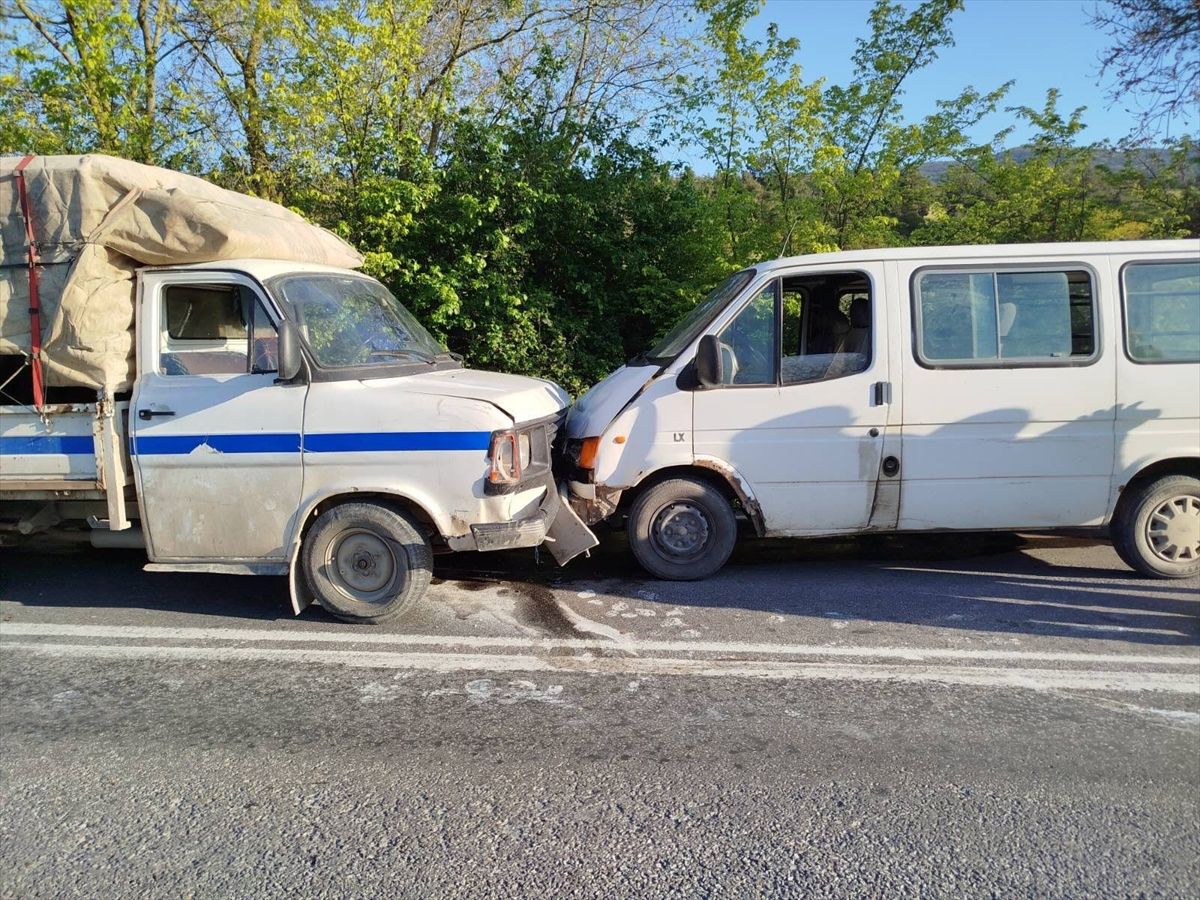 Osmaneli’de Kamyonet-Minibüs Çarpıştı