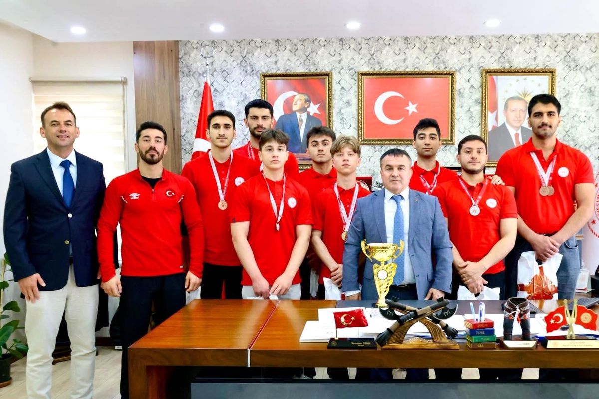 Bilecikli Sporcular Bilek Güreşi Şampiyonu