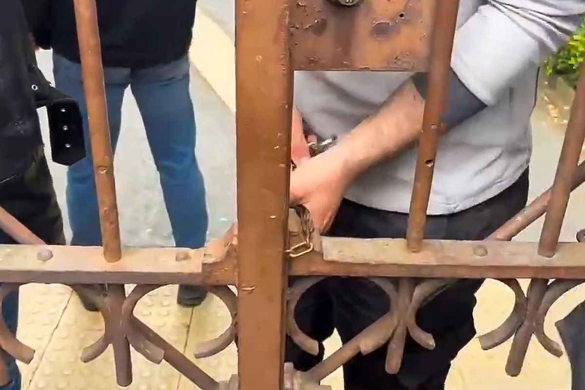 Bilgi Üniversitesi’nin kapısına kilit vuruldu! Öğrenciler ayaklandı