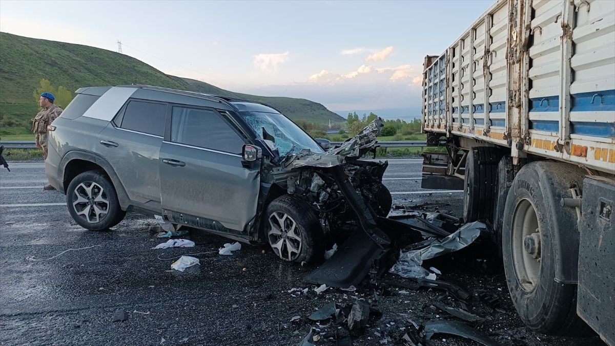 Tatvan’da Tır-Cip Çarpışması: 6 Yaralı