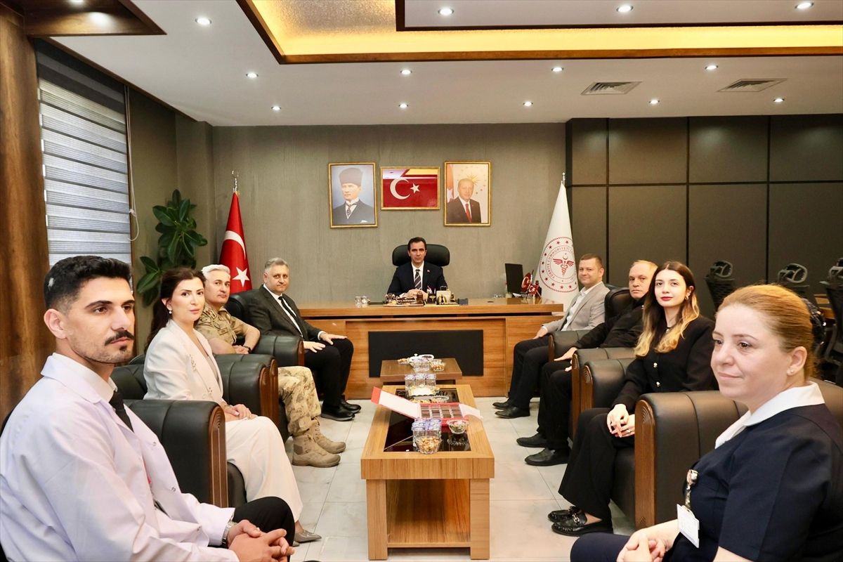 Bitlis Valisi’nden Şehit Ailelerine Bayram Ziyareti