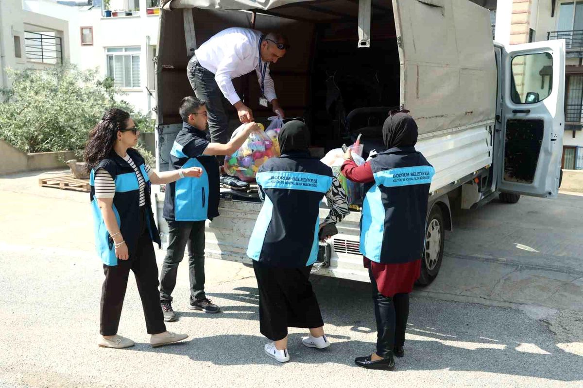 Bodrum’da çocuklara bayram öncesi oyuncak dağıtıldı