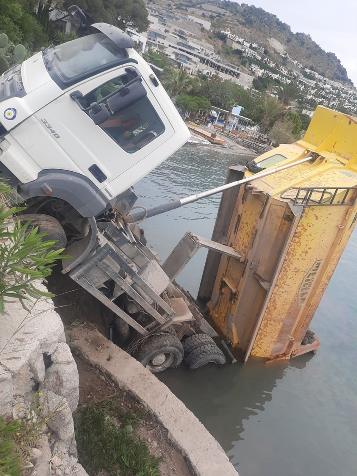 Bodrum’da Hafriyat Kamyonu Denize Düştü