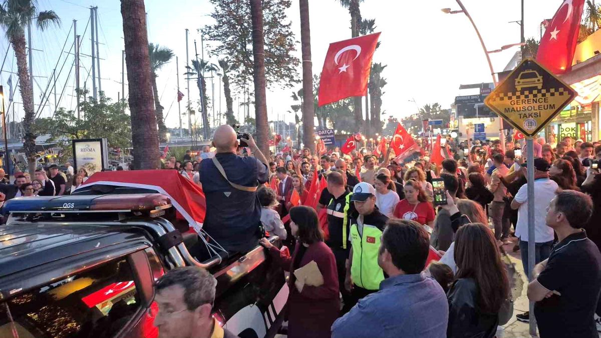 Bodrum’da kalabalık meydanlara sığmadı