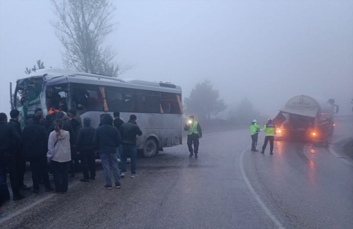 Mudurnu’da Tanker ile Minibüs Çarpıştı