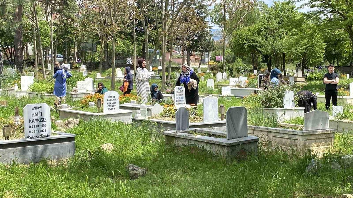 Bolu’da Kabir Ziyareti Bayram Coşkusu
