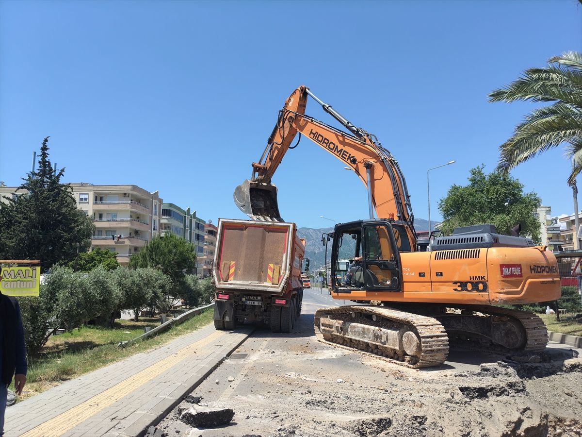 Mersin’de köprüde çukur oluştu