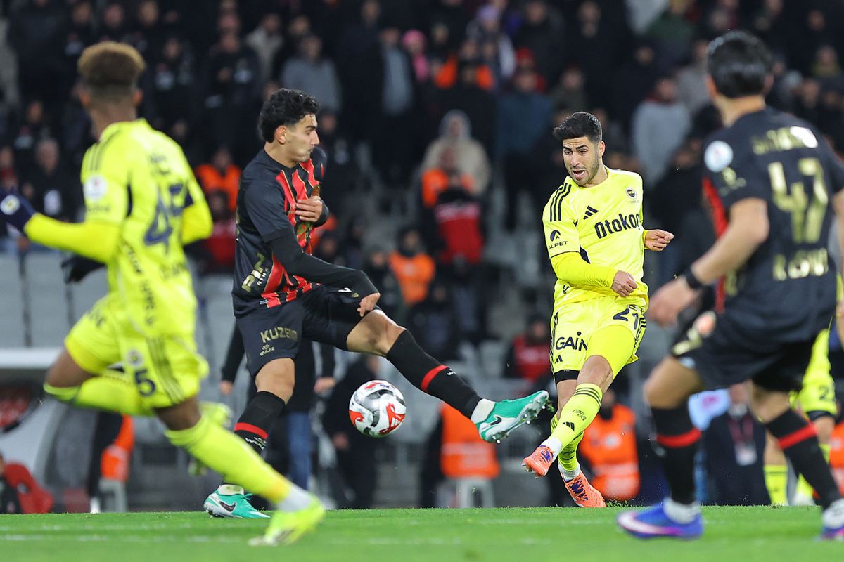 Bu sezon Fenerbahçe’yi ligde yenen ilk takım yarın kazanamazsa küme düşecek