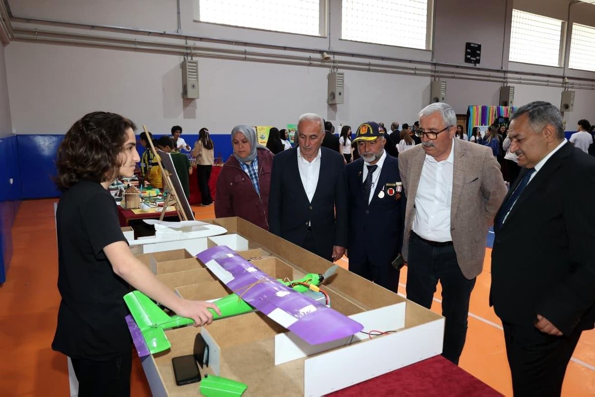 Bünyan Fen Lisesi’nde düzenlenen TÜBİTAK Bilim Fuarı’na yoğun ilgi
