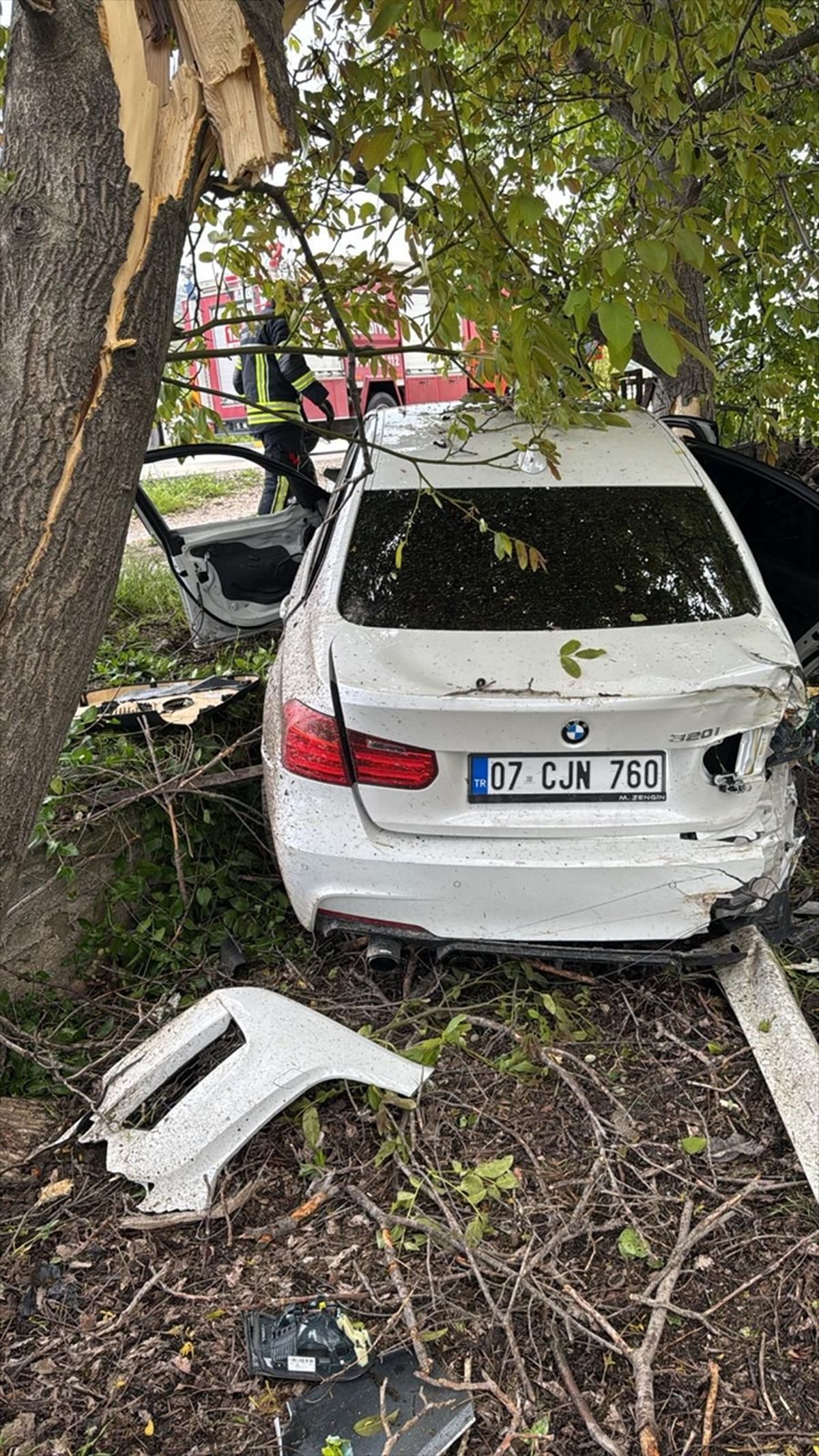 Burdur’da Otomobil Ağaca Çarptı: Sürücü Yaralı