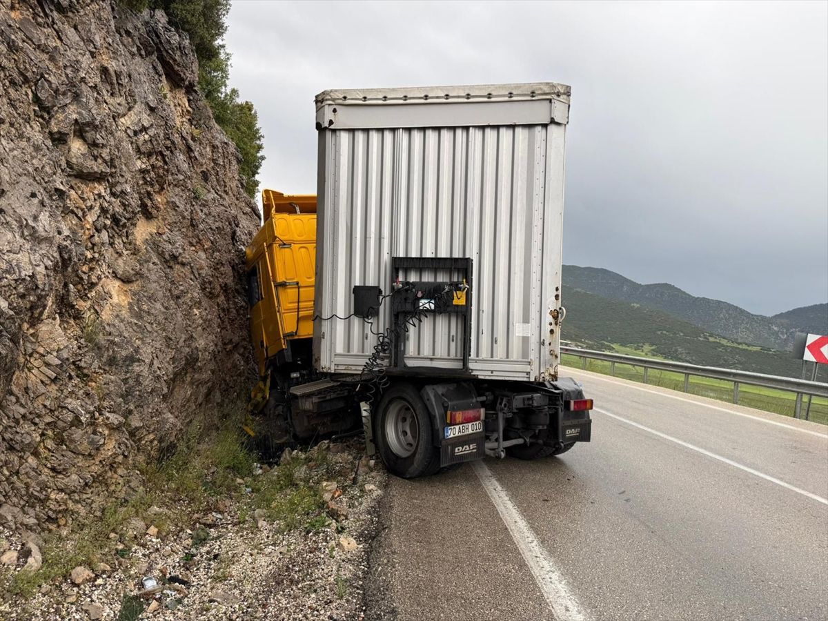 Burdur’da Tır Kazası: Sürücü Yaralandı