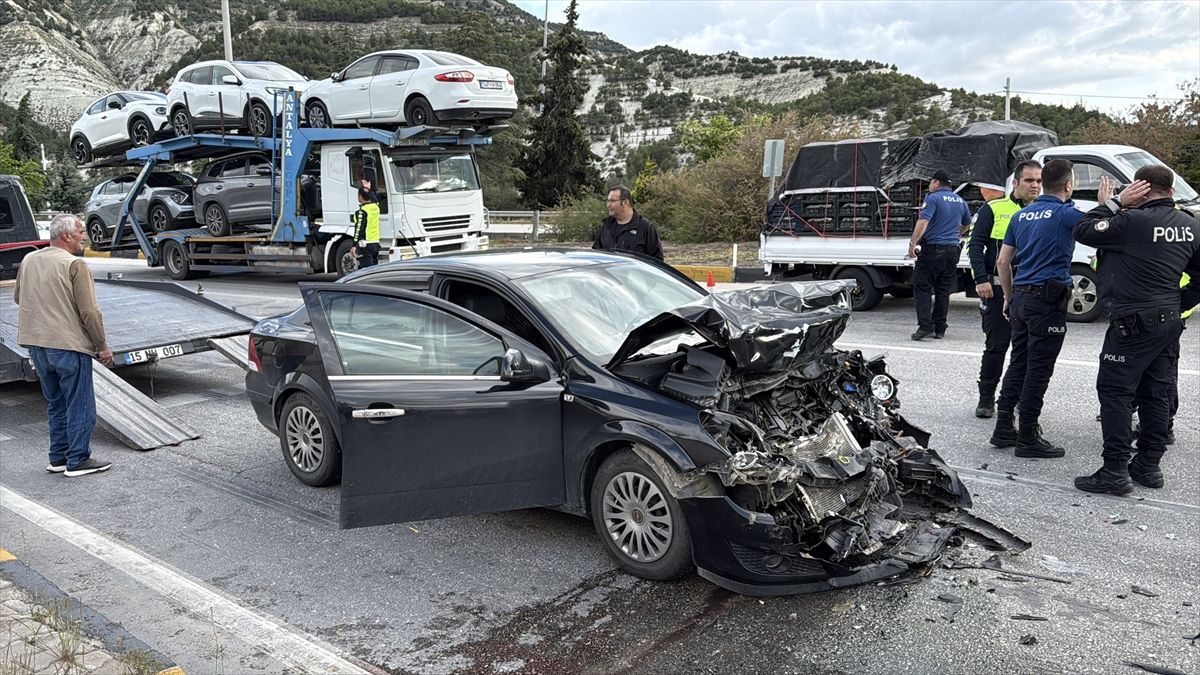 Burdur’da Zincirleme Kaza: 5 Yaralı