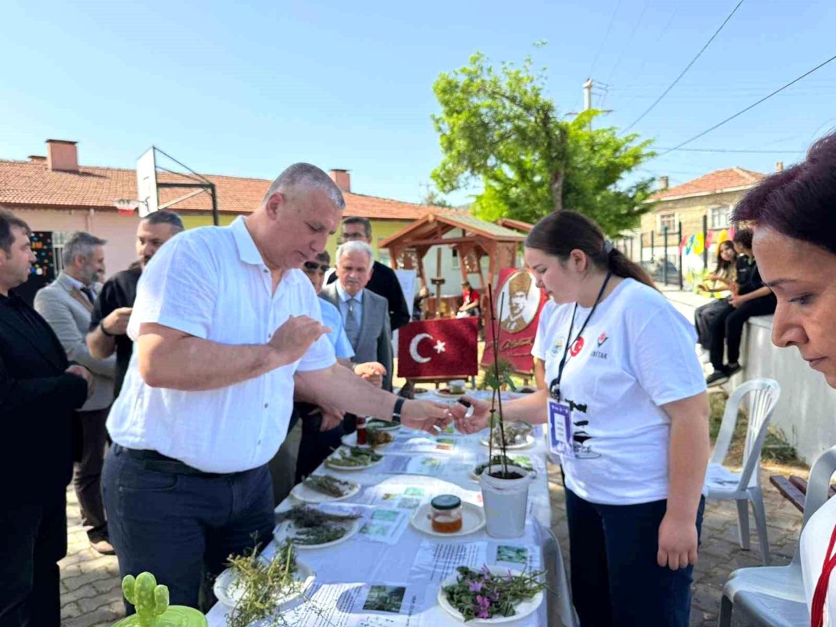 Burhaniye’de Bilim Fuarı Açıldı