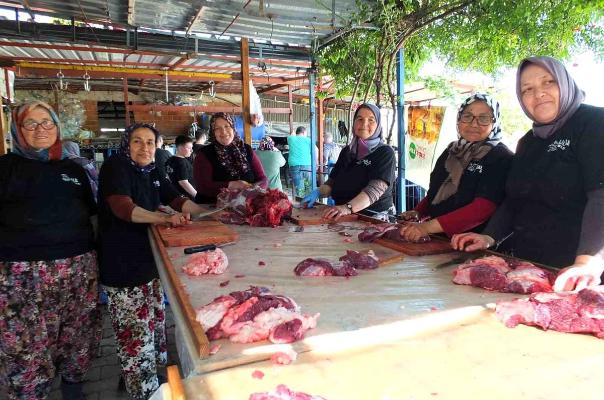 Burhaniye’de Kadınlar Kurban Kesiminde Görev Aldı