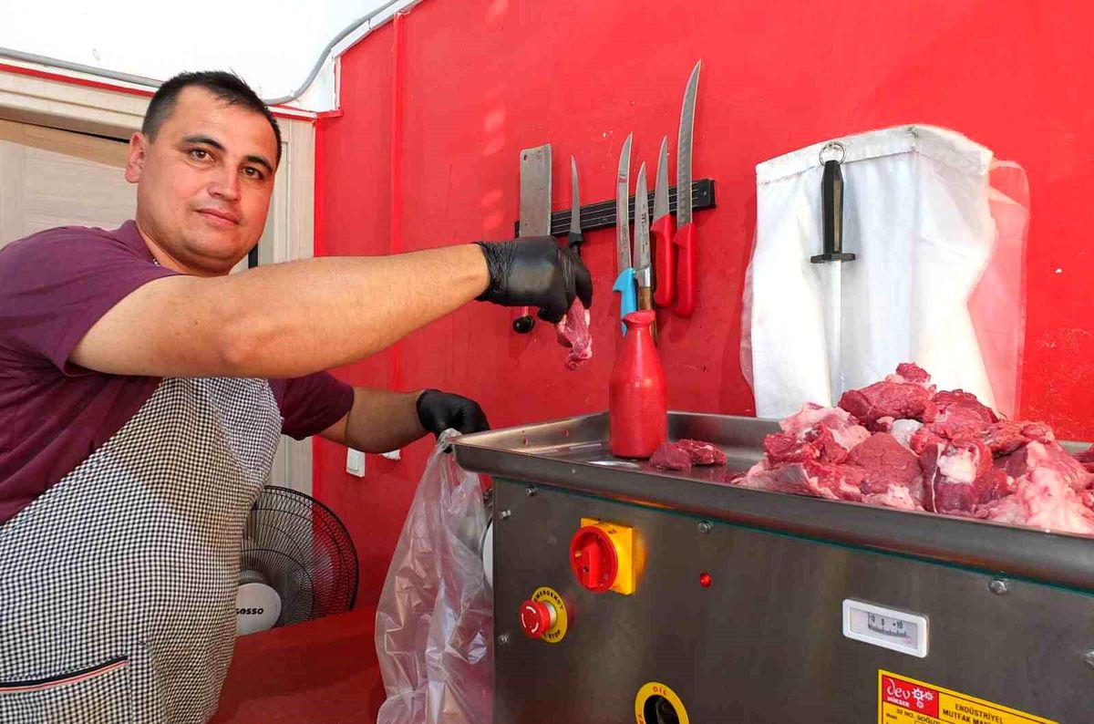 Burhaniye’de Kasaplar Bayram Mesaisine Başladı