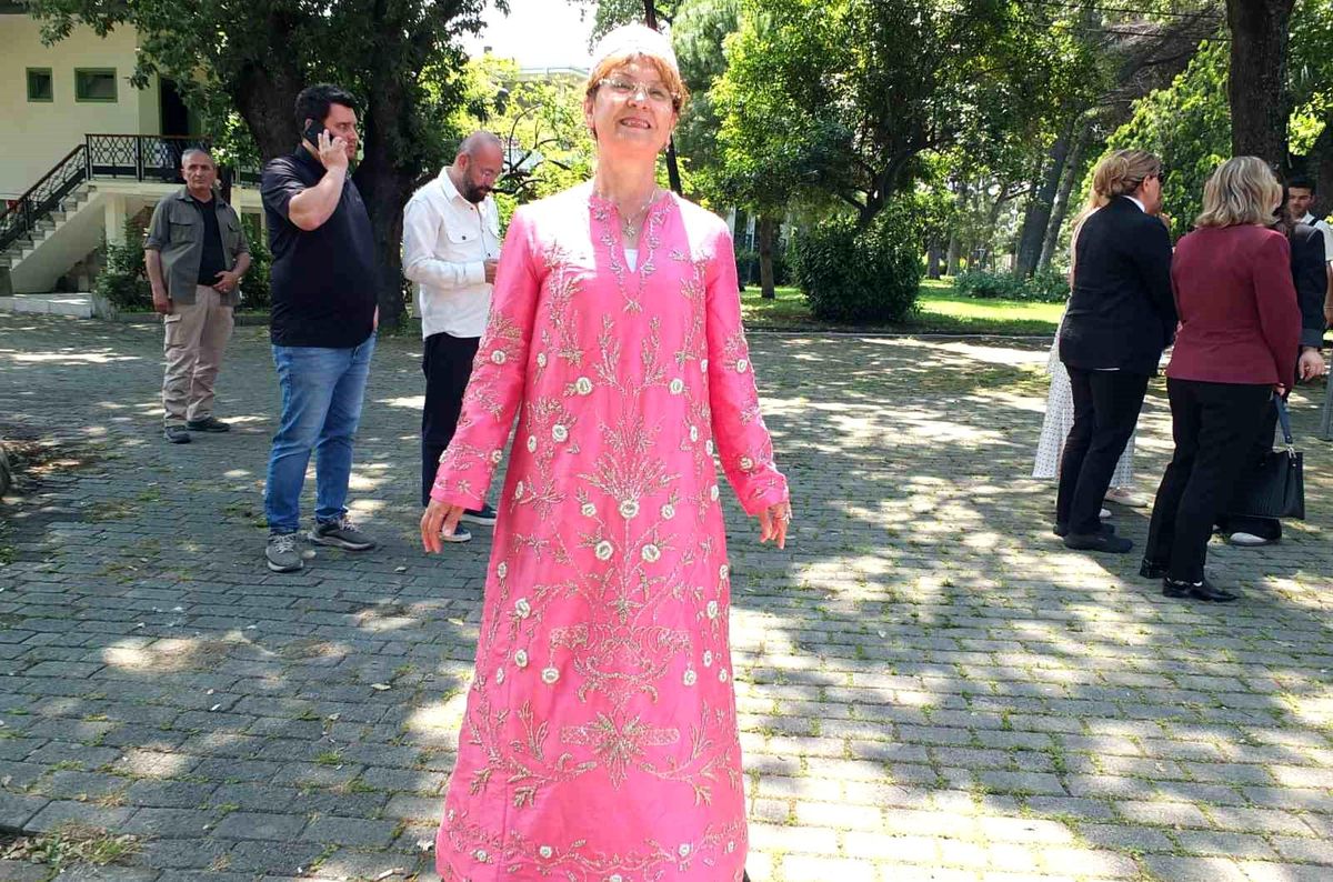 Burhaniye’de Eski Zaman Gelinliği İlgi Görüyor