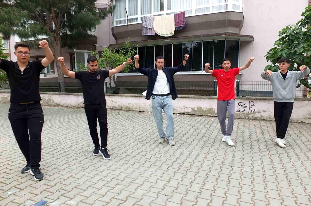 Folklorcu Gençler Gösteriye Hazırlanıyor