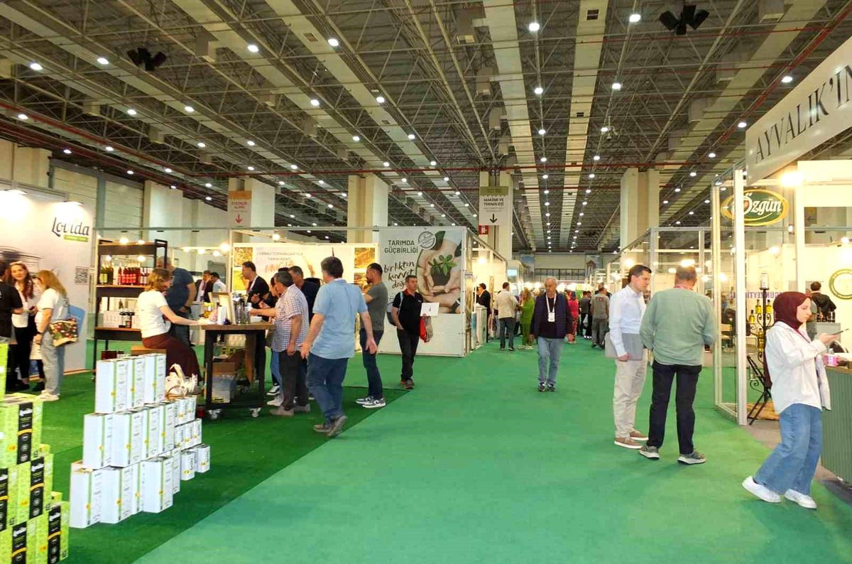 Burhaniyeli zeytinciler İzmir’de Olivtech fuarı açılışına katıldı