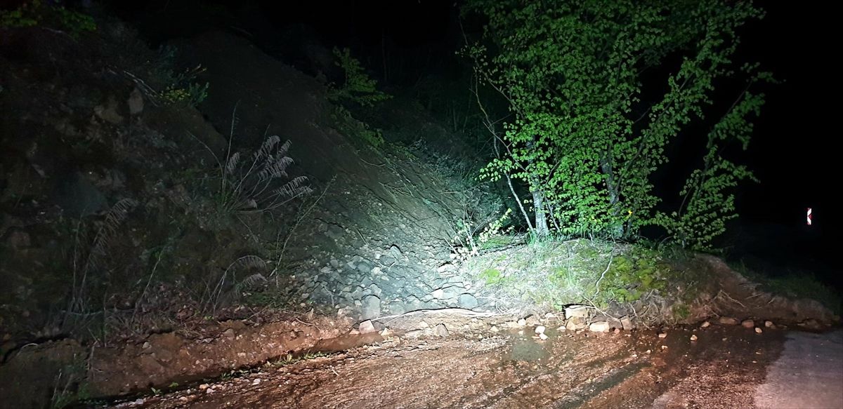 Kestel’de Heyelan: Yol Ulaşıma Kapandı