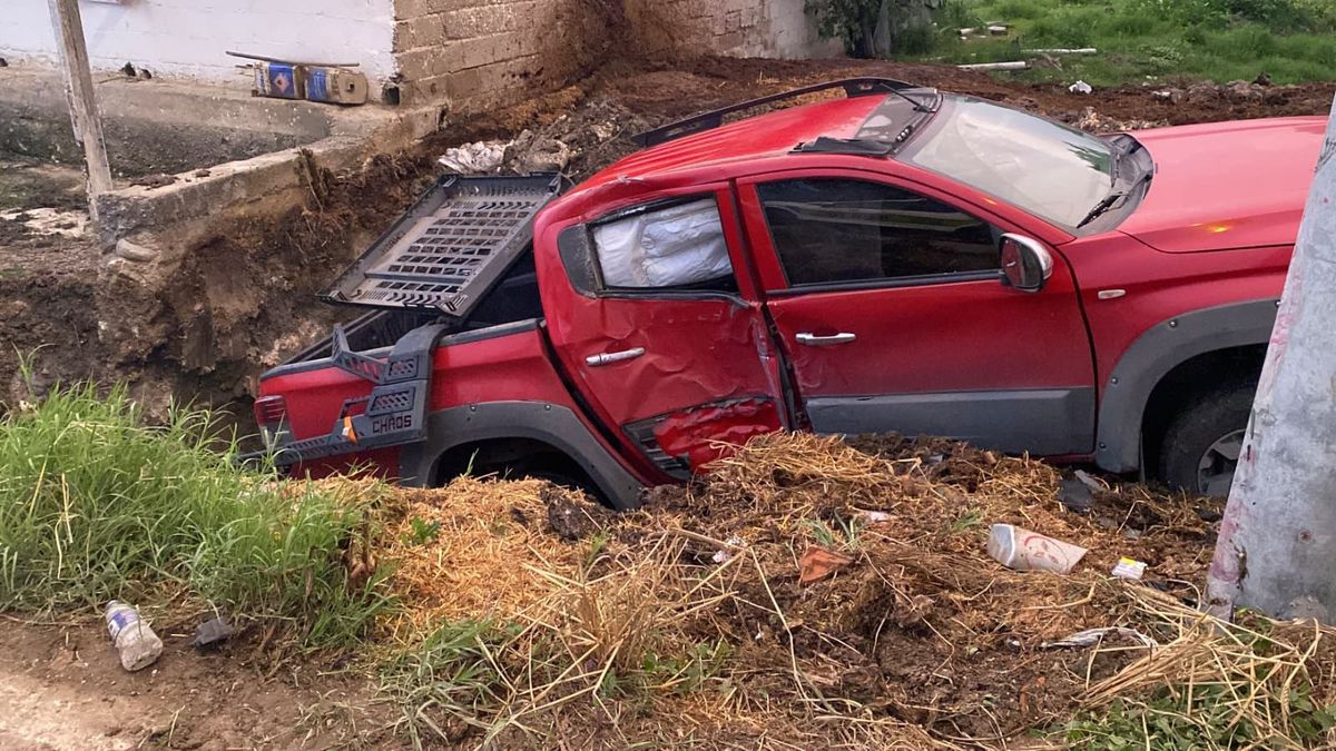 İnegöl’de Kamyonet Beton Direğe Çarpıp Gübre Çukuruna Düştü