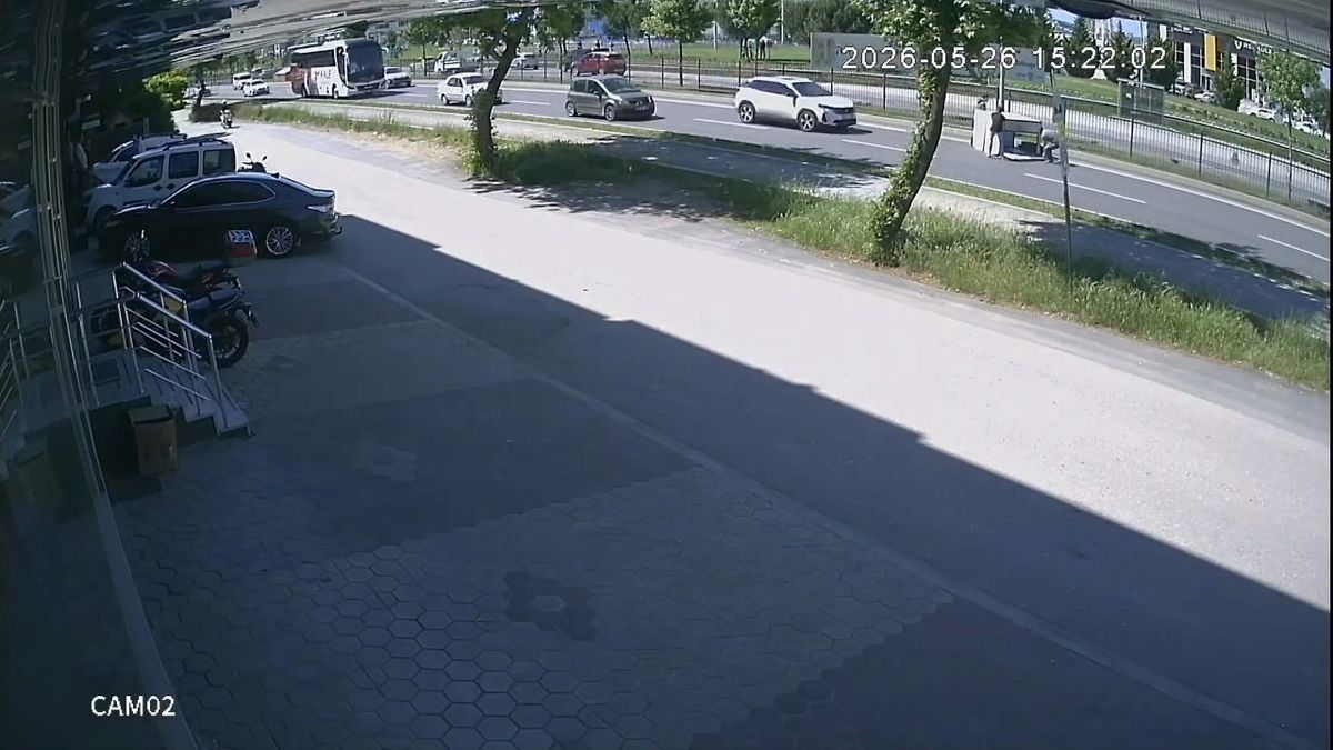 İnegöl’de Trafik Aksadı, Demir Kafes Yola Düştü