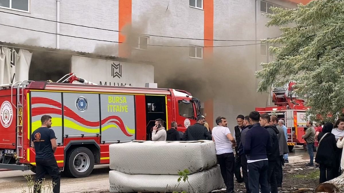 İnegöl’de Koltuk Fabrikasında Yangın