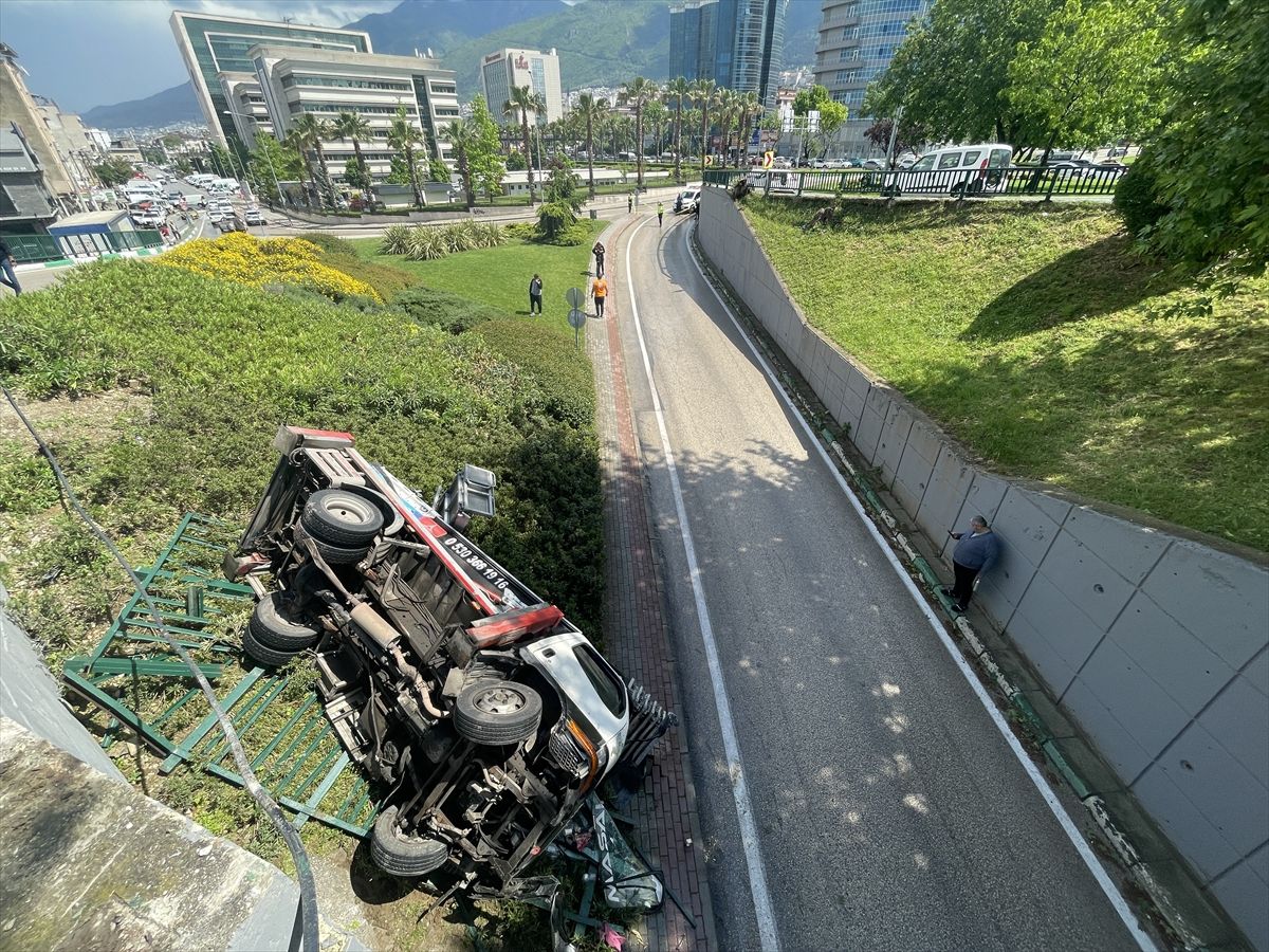 Bursa’da Kamyonet Devrildi: 3 Yaralı