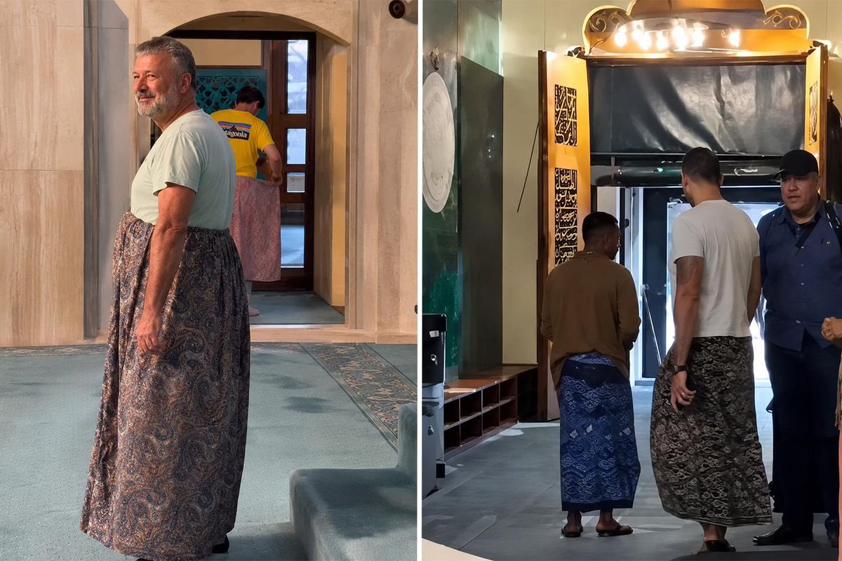 Bursa’da erkek turistler camiye etek giyerek girdi