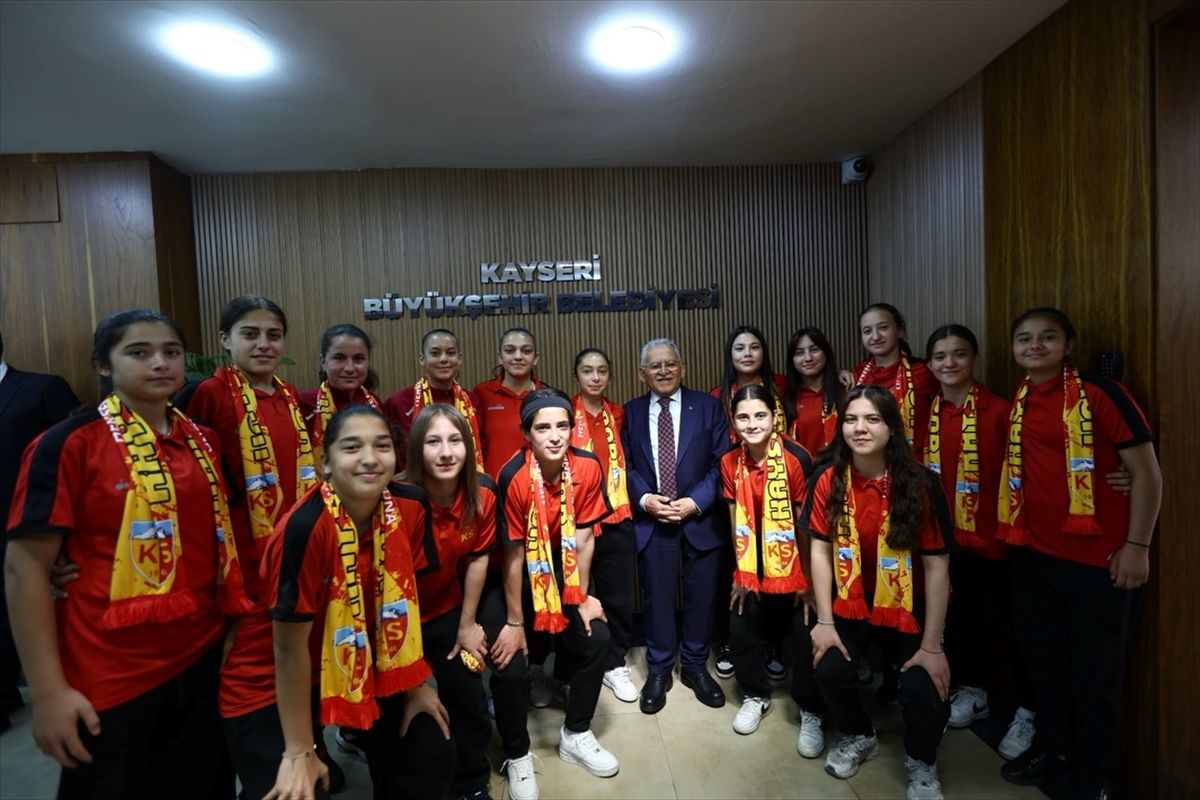 Kayseri Kadın Takımı’ndan Başkan Büyükkılıç’a Ziyaret